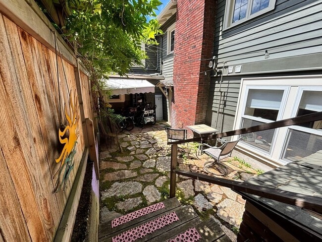 Building Photo - 4Bd/2.75Ba Seattle Home