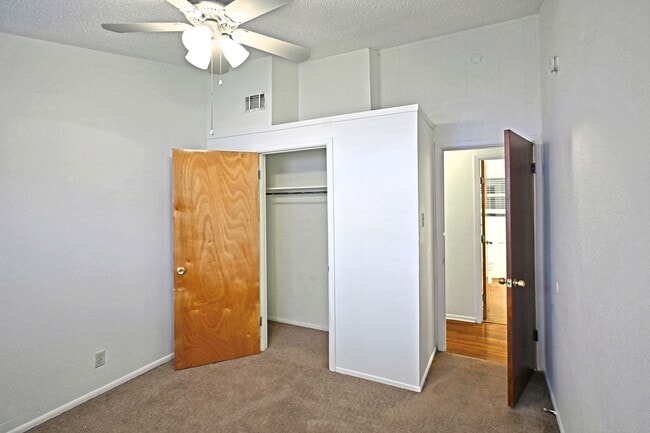 Building Photo - 633 S Academy Ave