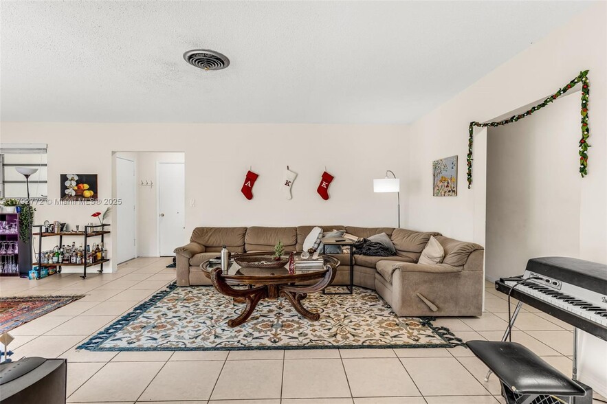 Building Photo - 1130 Cotorro Ave