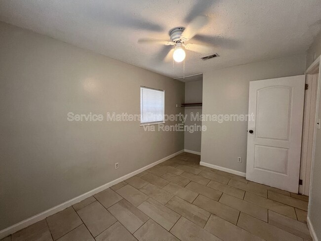 Building Photo - 1003 Space Cir