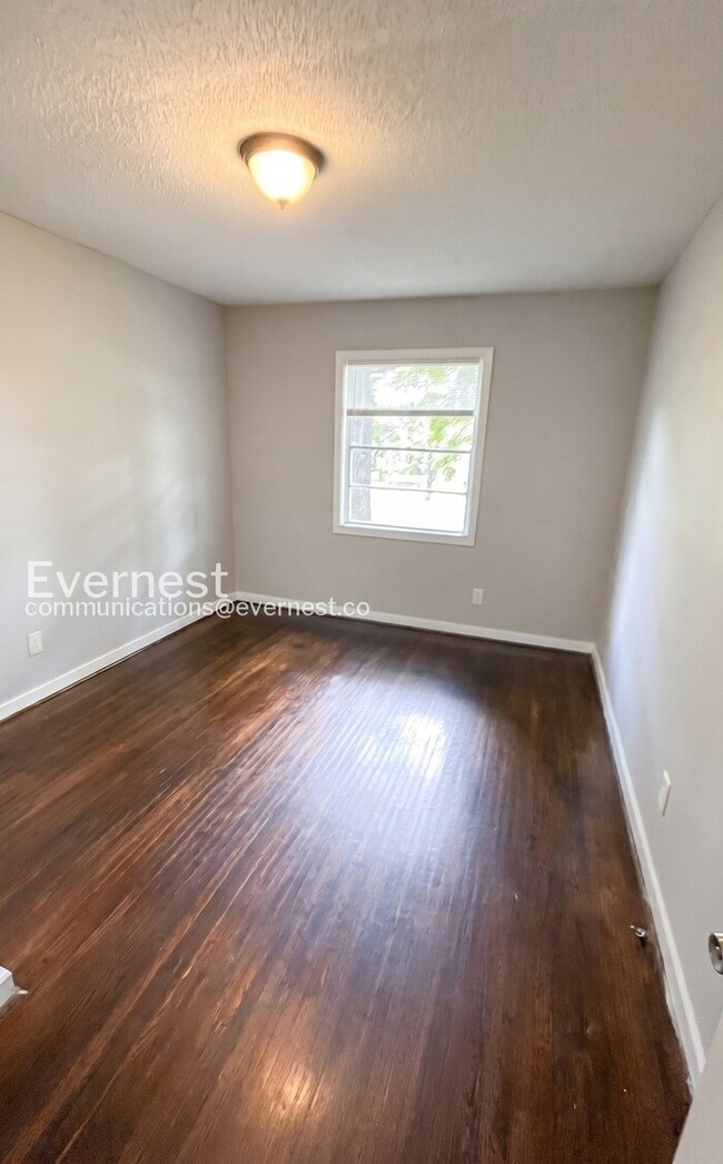 Building Photo - 224 13th Ave NE