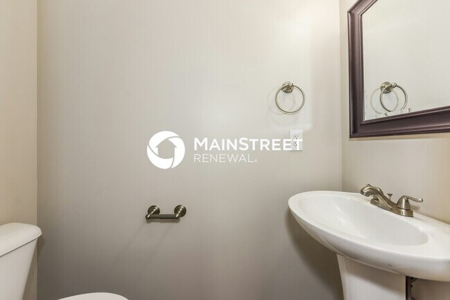 Building Photo - 4 Bedroom Pet-Friendly Home in Hendersonville, TN with Main Street Renewal