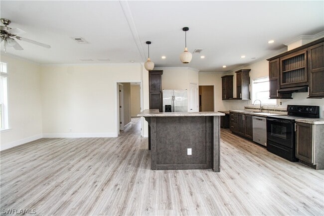 Building Photo - 4660 43rd Ave NE