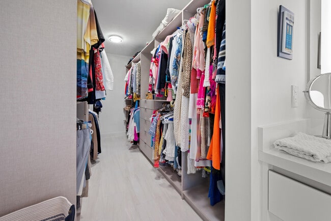 Building Photo - 100 SE 5th Ave