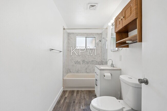Building Photo - 527 N Lillian Ave