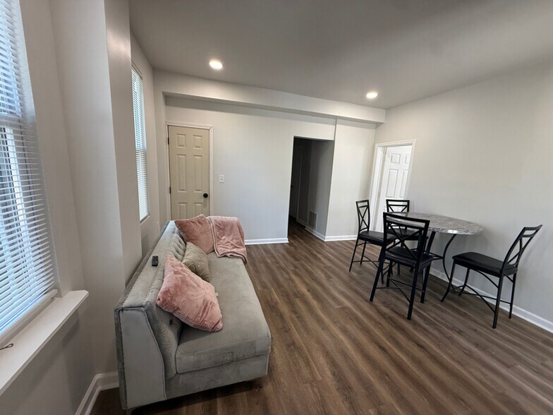 Building Photo - 1 Maple Ave