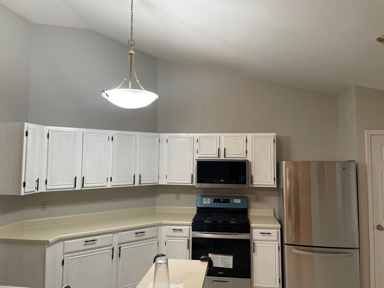 Building Photo - 914 Shandra Dr