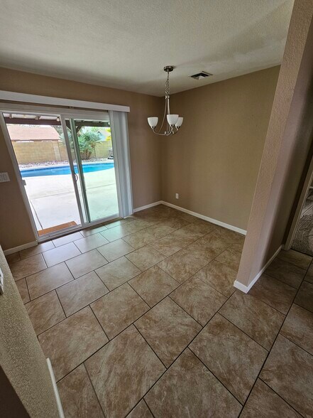 Building Photo - 4945 E Fox St