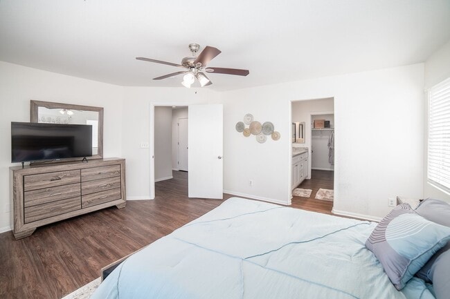 Building Photo - Beautiful home with POOL and spa located n...