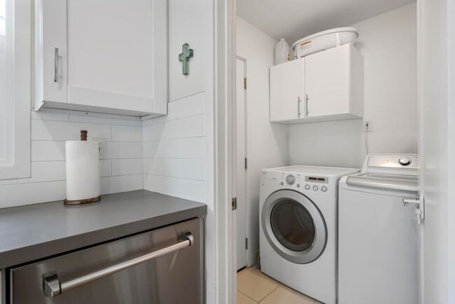 Building Photo - Open Concept 3 Bedroom, 2 Bath Craftsman H...