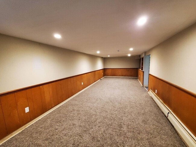 Building Photo - Charming 4-Bedroom Property in Prime Location