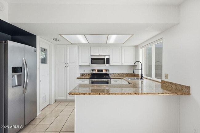 Building Photo - 1321 E Townley Ave