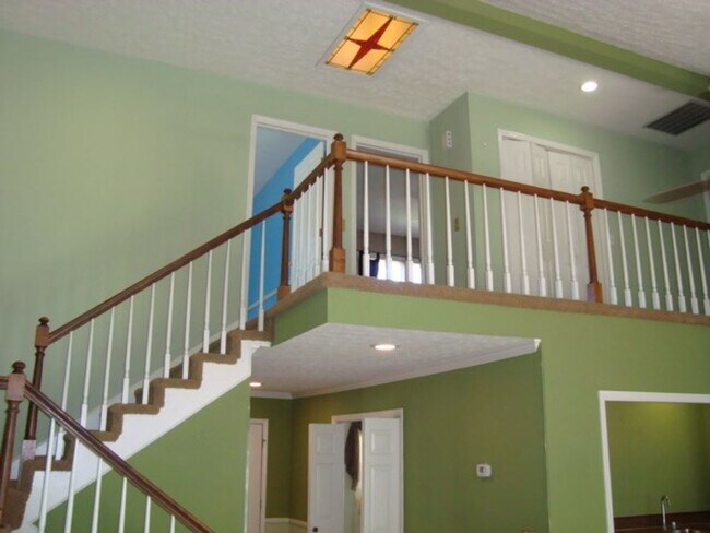 Building Photo - 4 Bedroom 2.5 Bath Home available to rent!