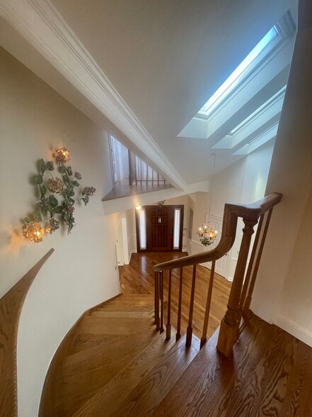 Building Photo - 200 Iris Way