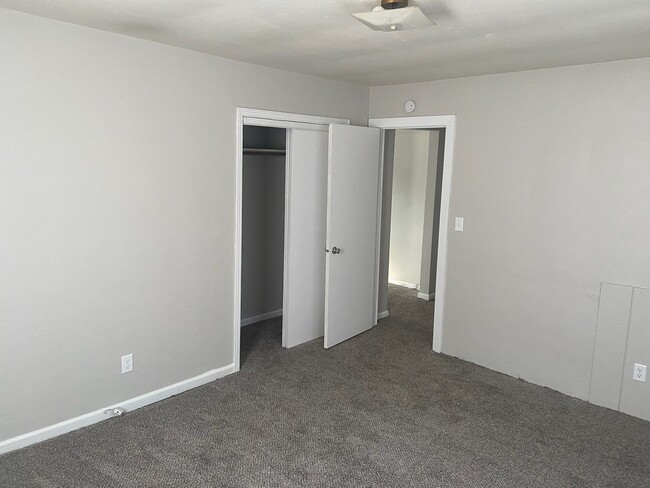 Building Photo - 5915 Urbandale Ave