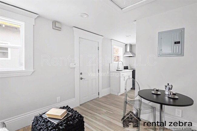 Building Photo - 1823 1/2 Delaware St