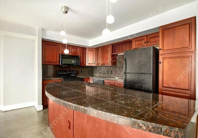 Building Photo - 601 W 11th Ave