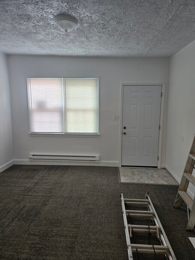 Building Photo - 106 S Locust St