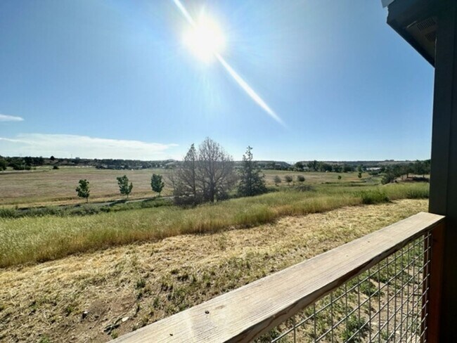 Building Photo - Stunning interior of this single level hom...