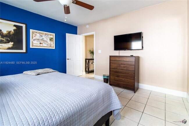 Building Photo - 985 SW 10th St