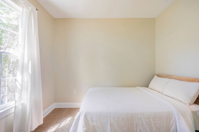 Building Photo - 684 Grady Pl SW