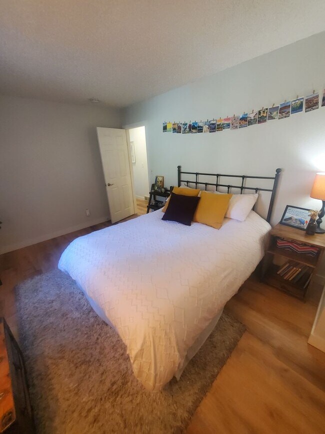 Building Photo - Updated and Spacious 1 Bedroom with Attached Garage!
