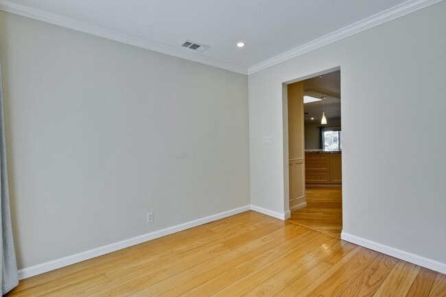 Building Photo - Beautiful 4 bedroom, 3 bath in desirable C...