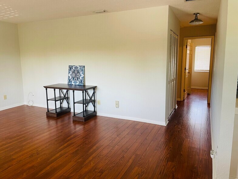 Building Photo - 4613 Bayshore Dr