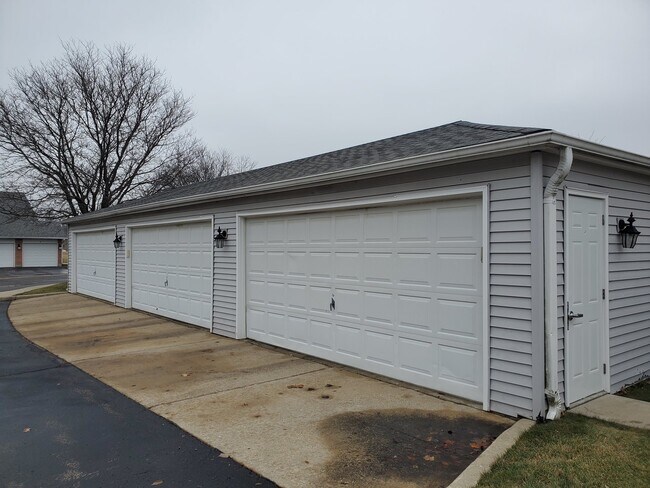 Building Photo - 893 Golf Course Rd