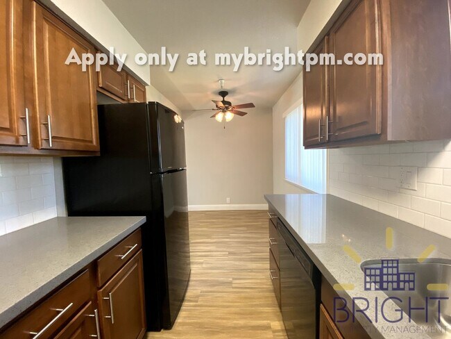 Building Photo - Recently Renovated 2 Bedroom 1 Bath, Two-L...