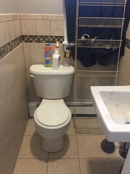 Building Photo - 33 Poplar St