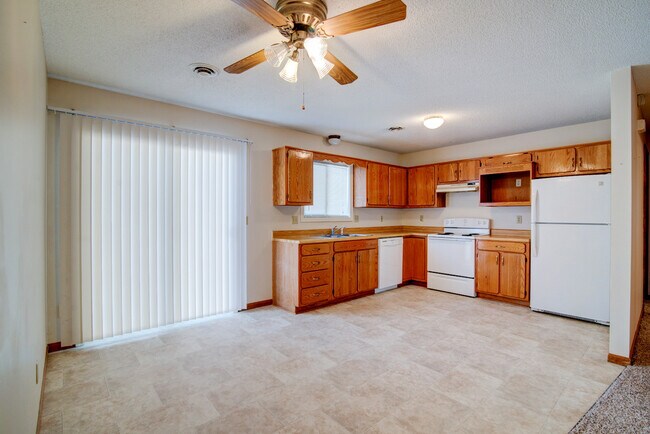 Building Photo - Close to Ft. Riley!!