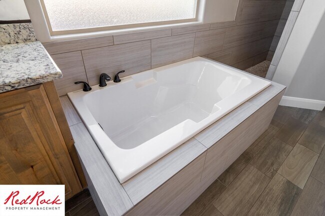 Building Photo - Pet-Friendly 3 Bedroom Home In A Great Neighborhood