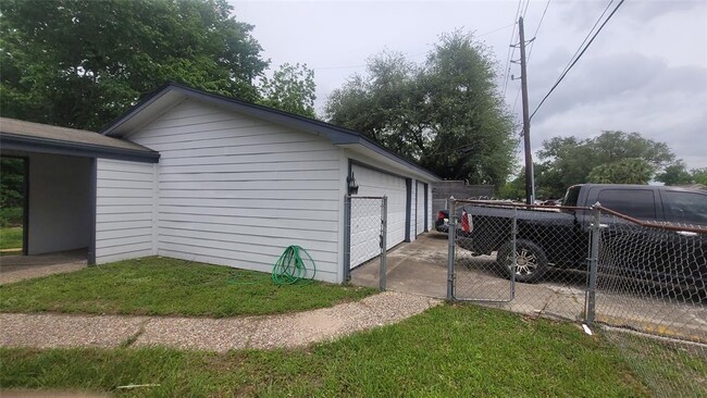 Building Photo - 11002 Melba Ln