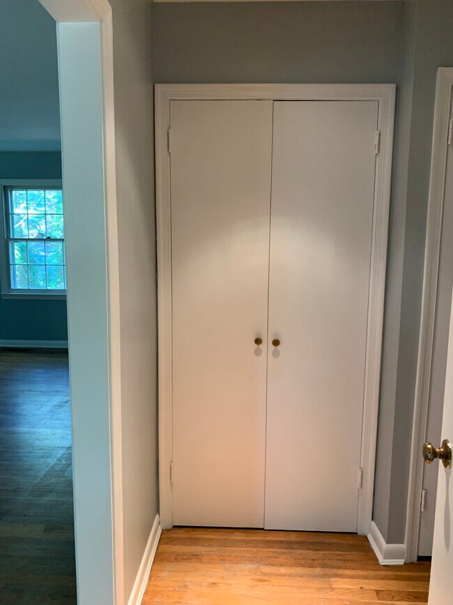 Closet space in hallway - 5 Cliffholme Rd