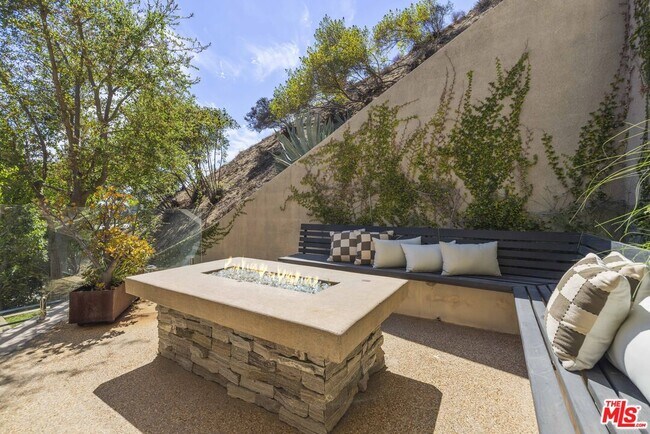 Building Photo - 2756 Westshire Dr