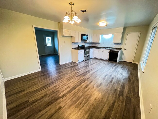 Building Photo - Cozy 3 Bedroom, 1 1/2 Bathroom Near Downto...