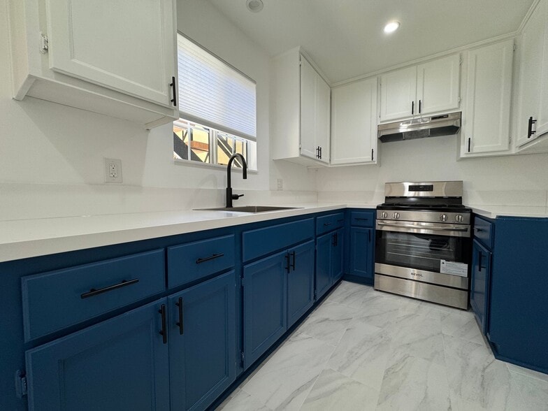 Building Photo - 1570 N Verdugo Rd