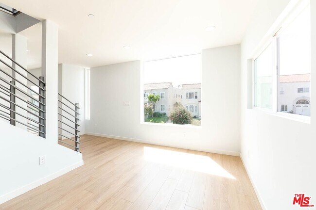 Building Photo - 756 N Ridgewood Pl