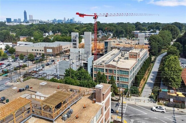 Building Photo - 890 Memorial Dr SE