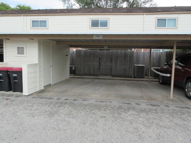Building Photo - This charming 3-bedroom, 2.5-bath townhome in Memorial Club!