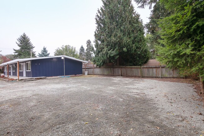 Building Photo - Puyallup Triplex