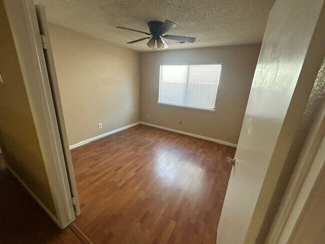 Building Photo - 3 bedroom 2 bathroom in Desirable SW Visalia!