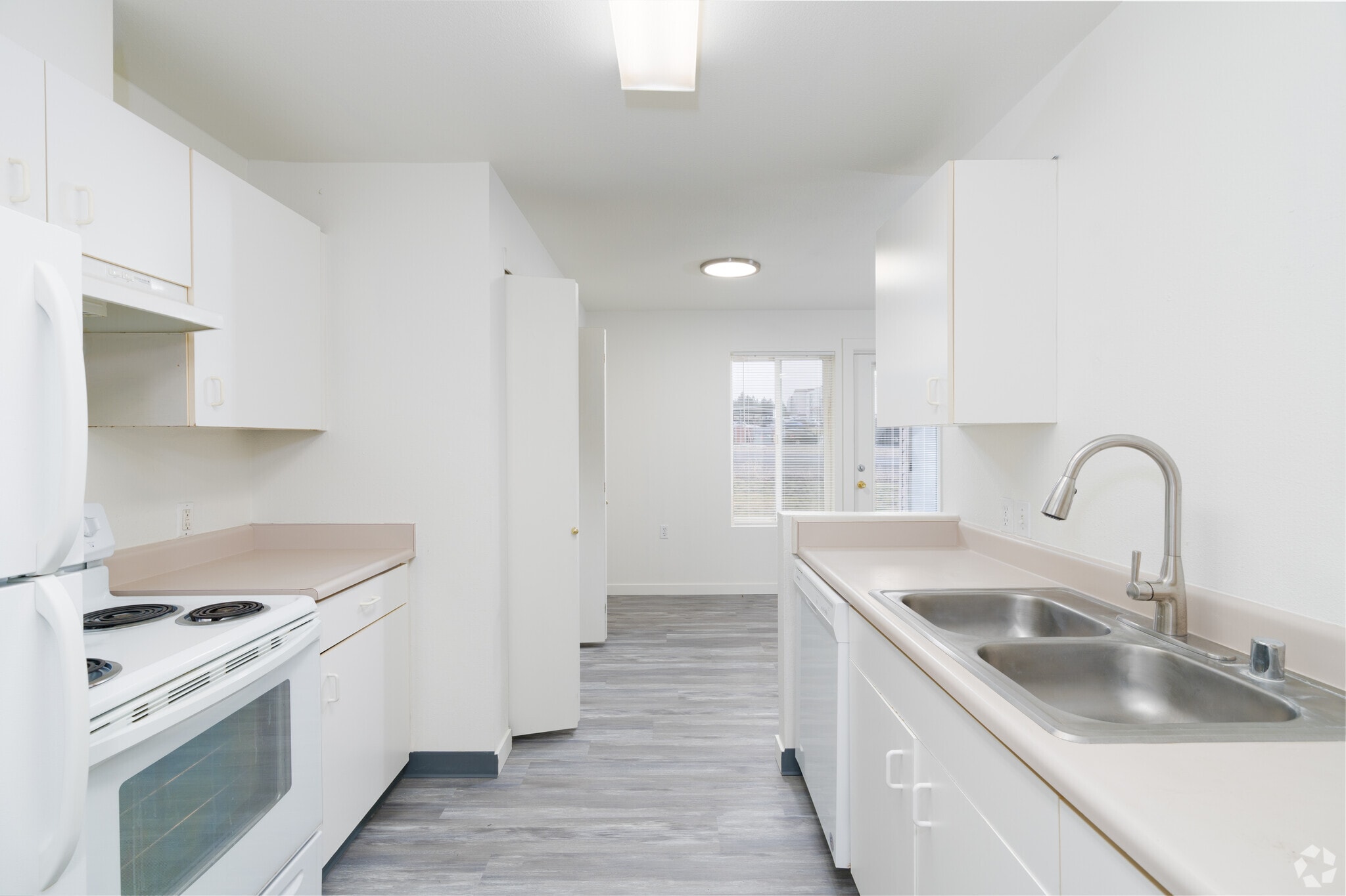3BR, 2BA - 1036SF - Kitchen - NORTHWOOD MANOR APTS