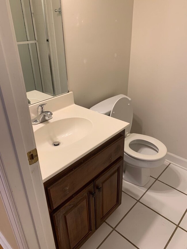 Building Photo - Spacious Townhome close to downtown Auburn...