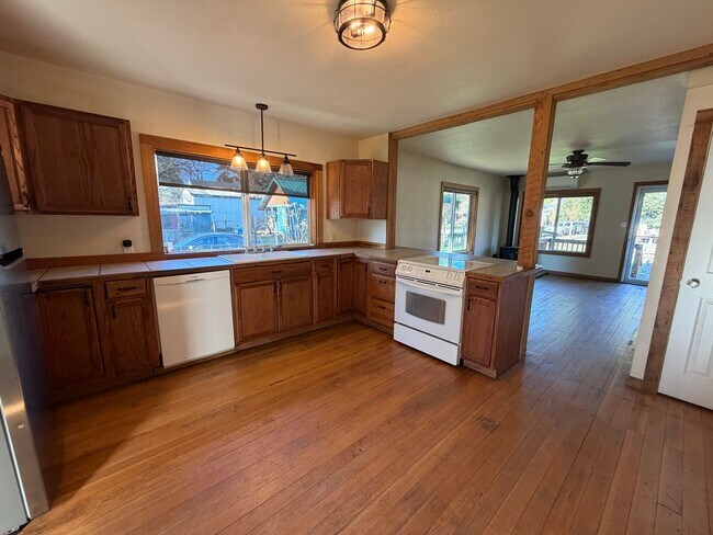 Building Photo - 2 Bedroom 1.5 bath single family home