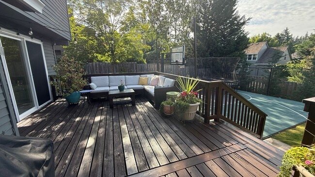 Building Photo - Pristine Single-Family Home in the Heart o...