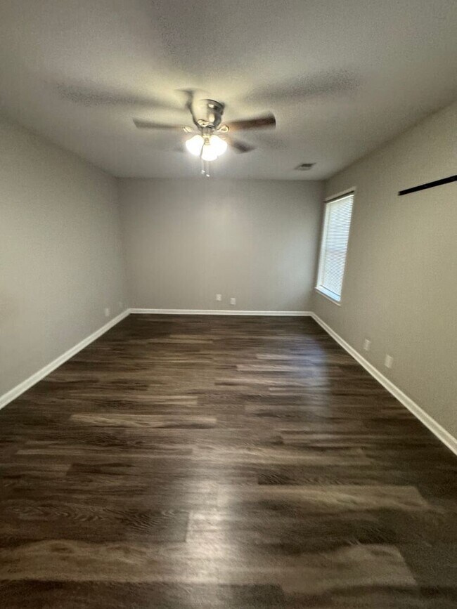 Building Photo - Beautiful 3 bed 2 bath home with open floorplan