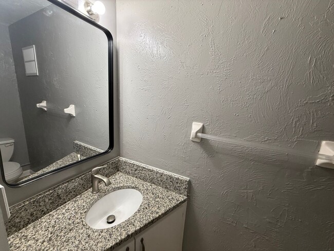 Building Photo - Beautiful 2 Bed 1.5 Bath Townhome AVAILABLE IMMEDIATELY!