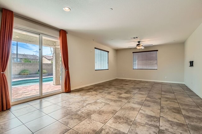 Building Photo - Dont Miss This Gorgeous 4 bed 3 bath plus Loft!